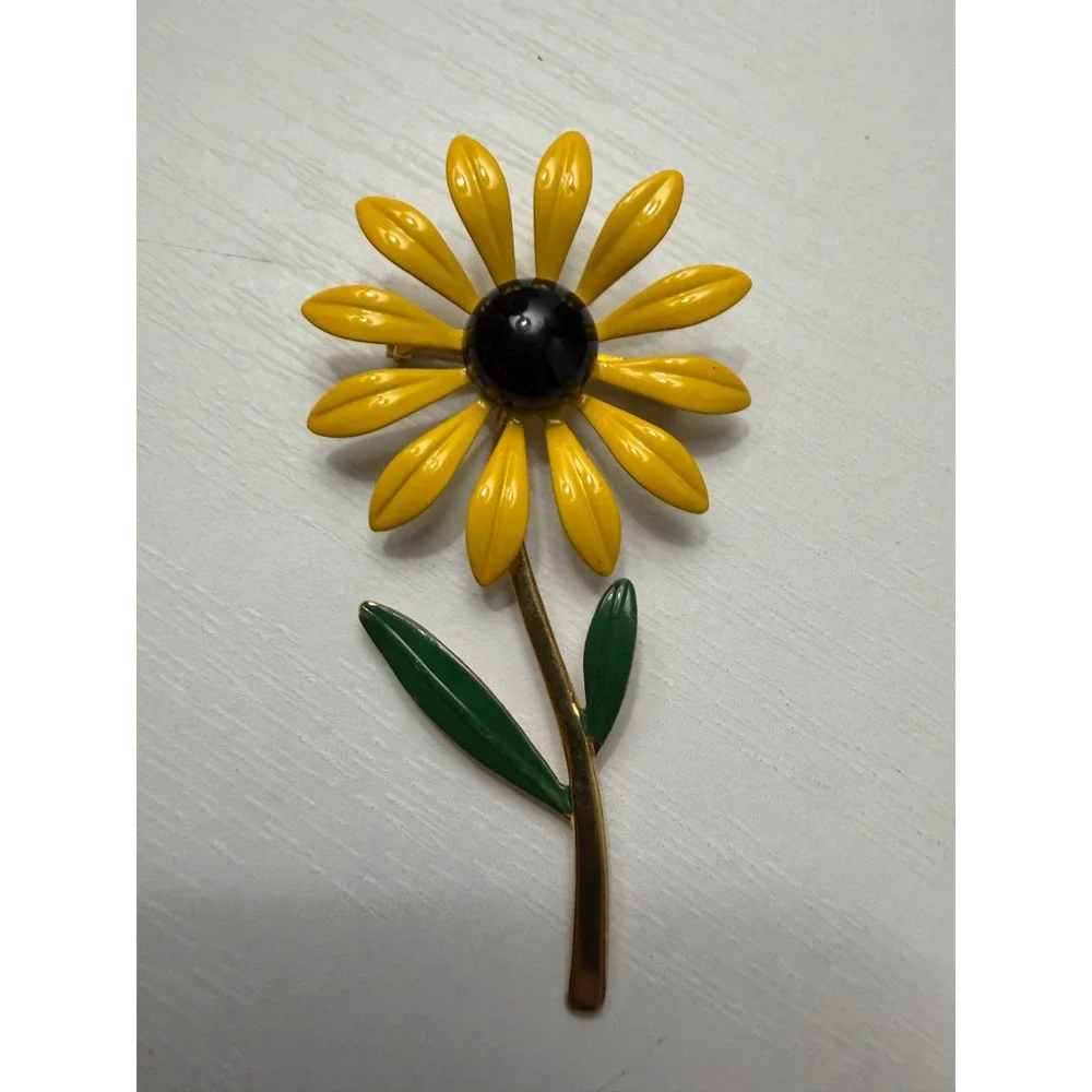 Unbranded sunny flower setting